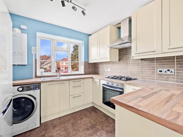 Apartment for rent in Newbury Park, Greater London