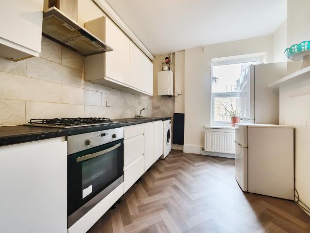 Apartment for rent in Furzedown, Greater London