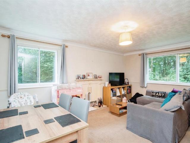 Apartment for rent in Woodhall Farm, Pouchen End