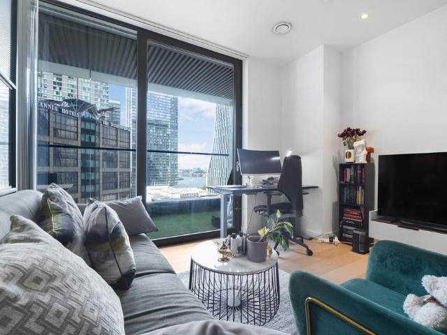 Flat for sale in Canary Wharf, Greater London