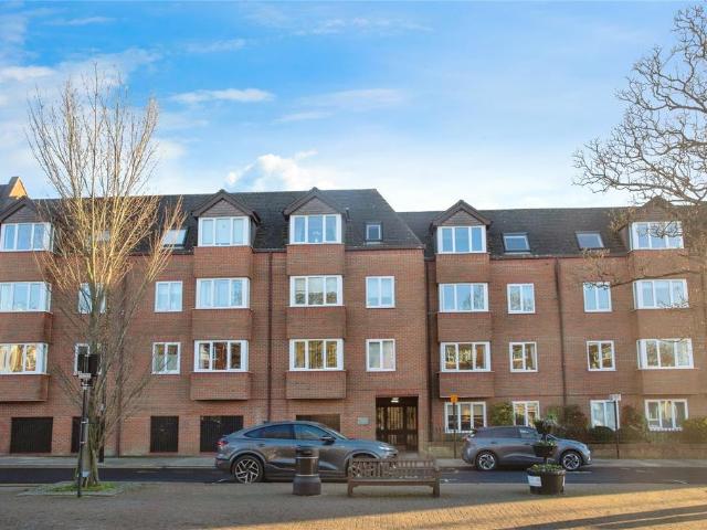 Flat for sale in Hatch End, Greater London