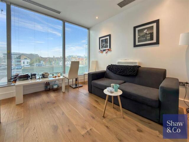Apartment for sale in London Borough of Hounslow, Greater London