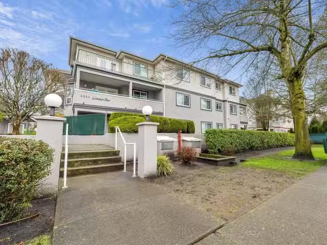 Condo for sale in Surrey, British Columbia