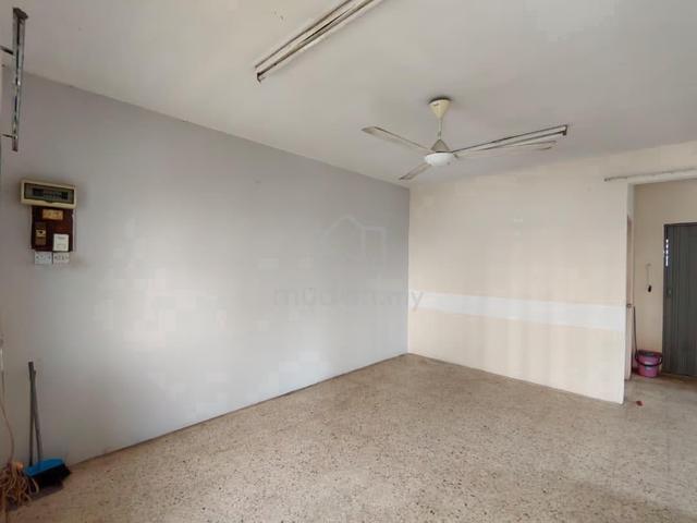 Flat for sale in Malaka