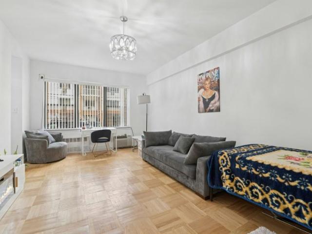 Apartment for sale in Queens, Arverne