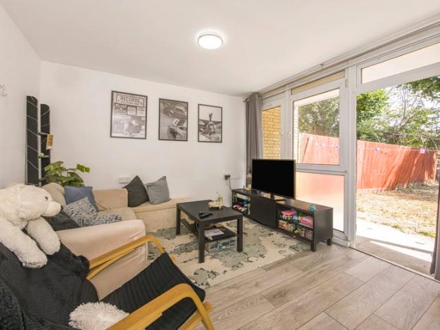 Apartment for rent in Poplar Grove, Greater London