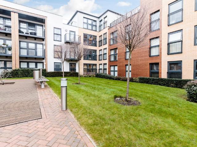Apartment for rent in Little Stanmore, Greater London