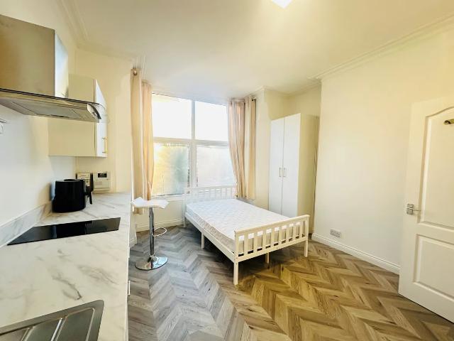 Apartment for rent in Compton Acres, Barton In Fabis