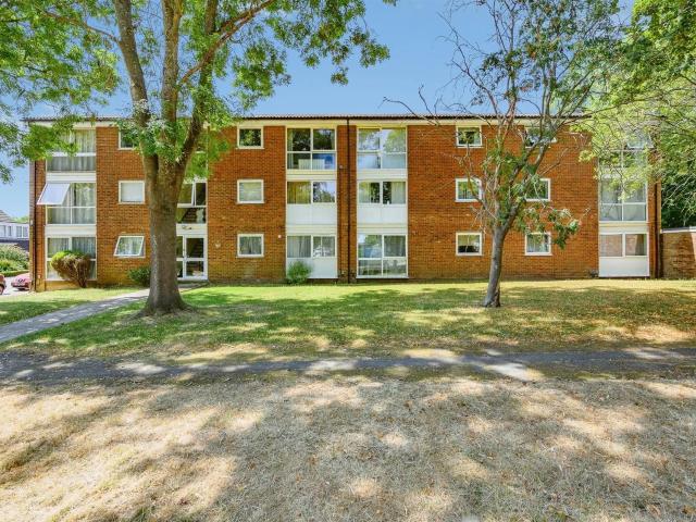 Apartment for rent in Woodhall Farm, Pouchen End