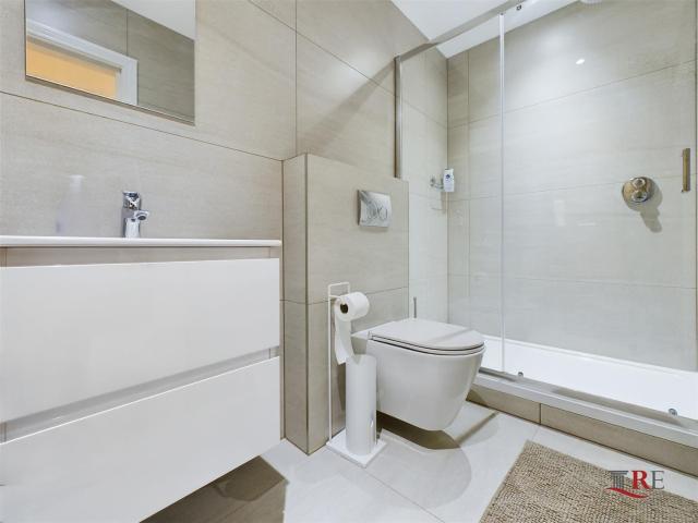 Apartment for rent in Brondesbury, Greater London