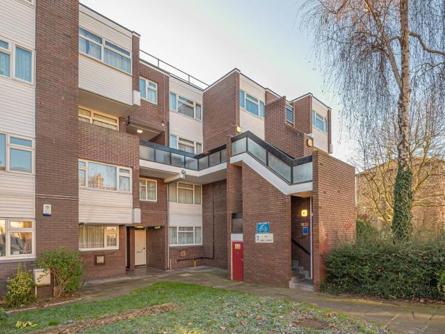 Apartment for rent in Queen's Park, Greater London