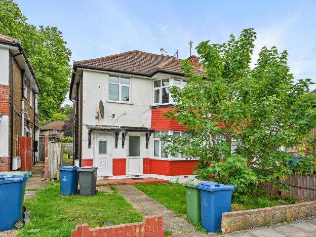 Apartment for rent in Little Stanmore, Greater London