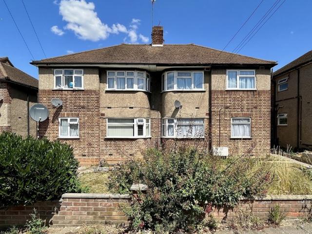 Apartment for rent in Fairlop, Greater London