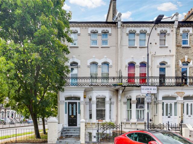 Apartment for rent in Barons Keep, Greater London