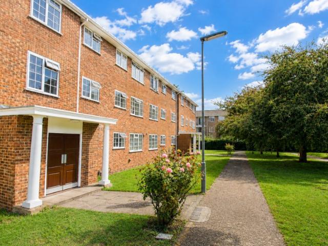Apartment for rent in Lower Halliford, Surrey