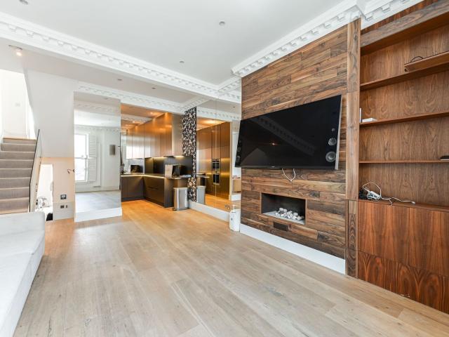Apartment for rent in Lot's Village, Greater London