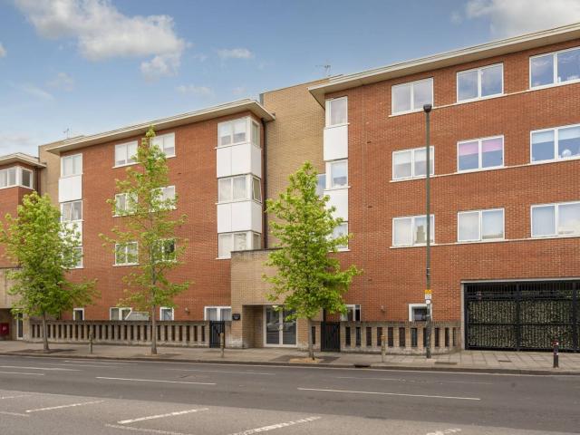 Apartment for rent in London Borough of Merton, Merton Park
