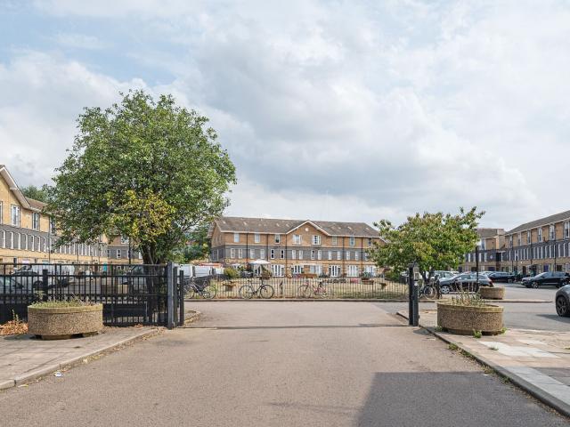 Apartment for rent in East Wick, Greater London