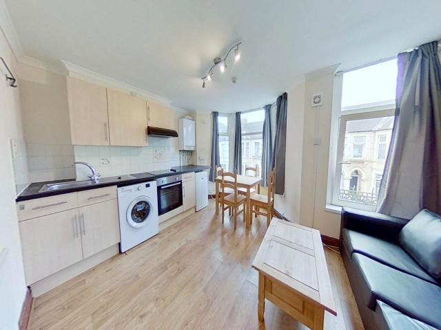 Apartment for rent in Plasnewydd, Falcon Lodge