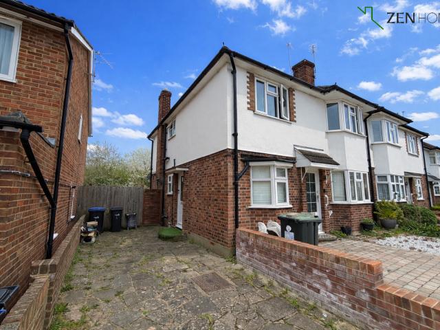 Apartment for rent in Grange Park, Greater London