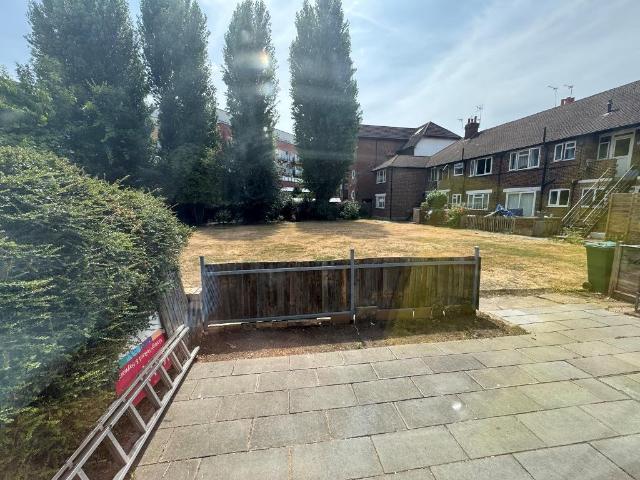 Apartment for rent in London Borough of Merton, Raynes Park