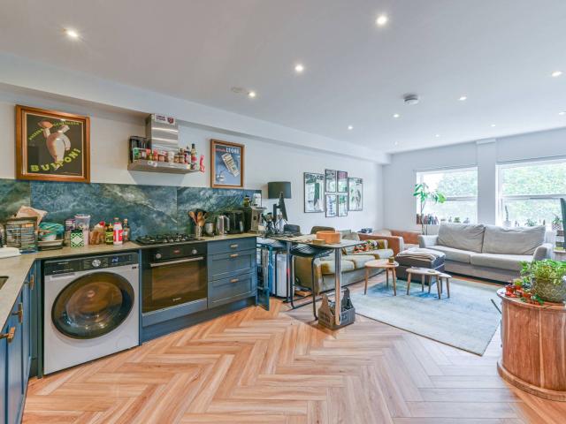 Apartment for rent in Furzedown, Greater London