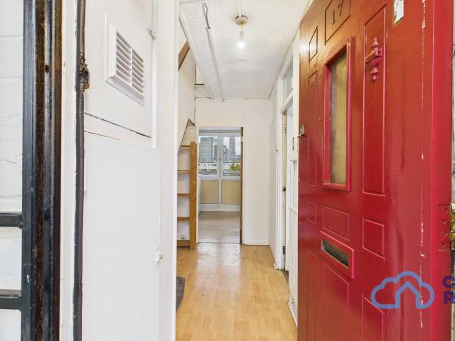 Apartment for rent in Poplar Grove, Greater London