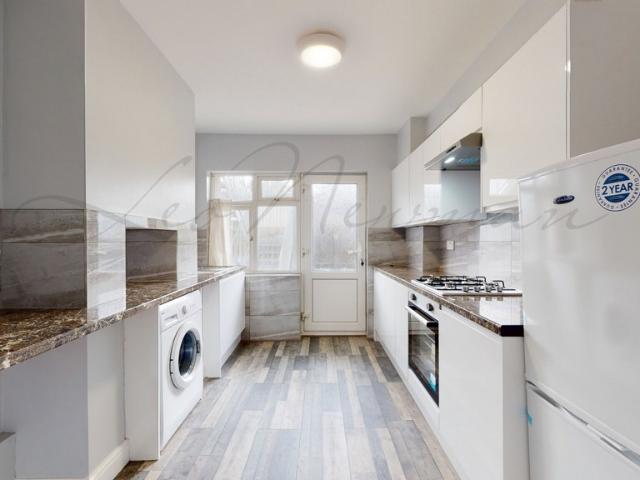 Apartment for rent in London Borough of Ealing, Park Royal