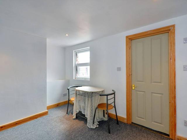 Apartment for rent in Summerstown, Greater London