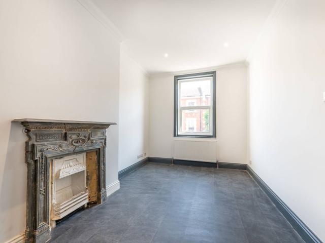 Apartment for rent in Queen's Park, Greater London
