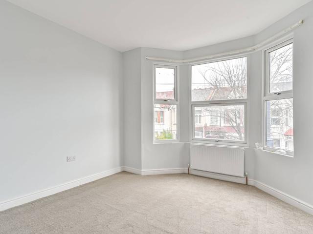 Apartment for rent in London Borough of Merton, Collier's Wood