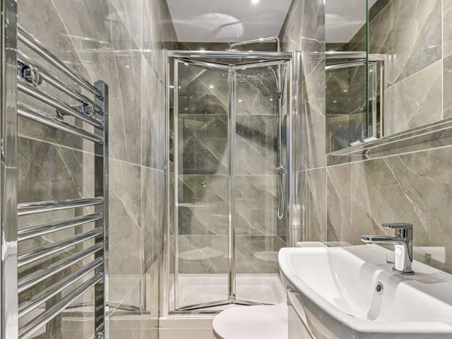 Apartment for rent in London Borough of Merton, Collier's Wood