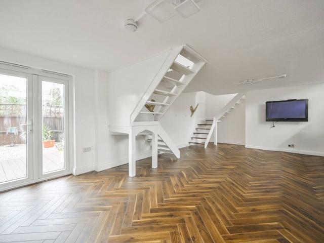 Apartment for rent in Chapel End, Highams Park