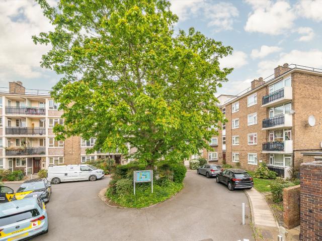 Apartment for rent in Lot's Village, Greater London