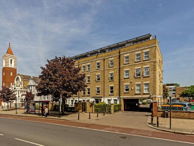 Apartment for rent in Furzedown, Greater London
