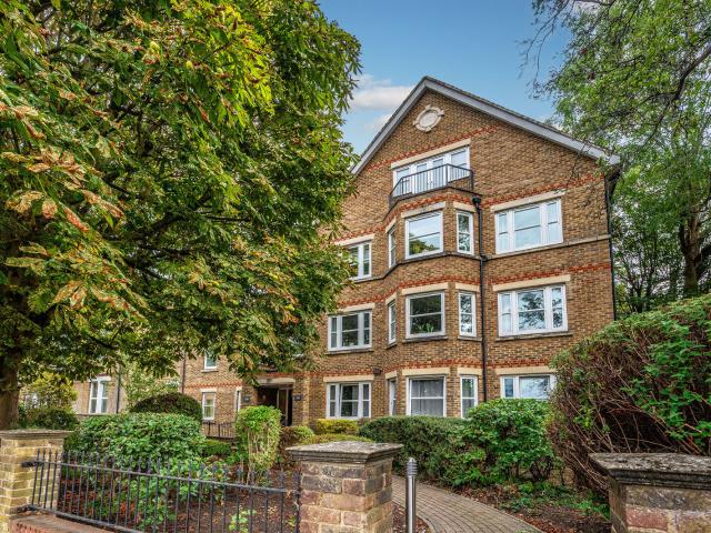 Apartment for rent in Widmore Green, Greater London