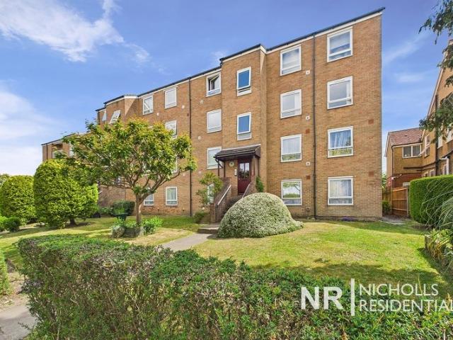 Apartment for rent in Woodcote Green, Greater London