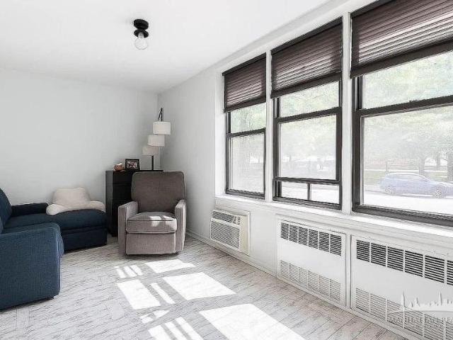 Apartment for sale in Queens, Arverne