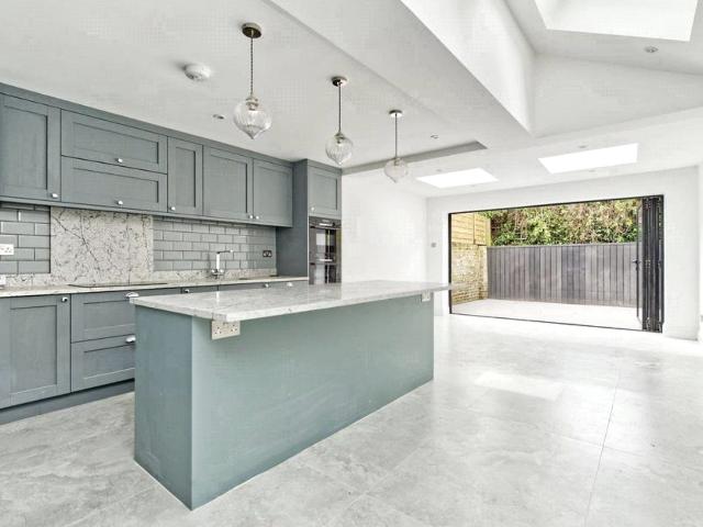 Apartment for rent in North Kensington, Greater London