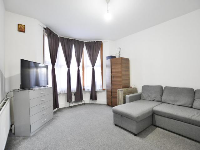 Apartment for rent in Newbury Park, Greater London