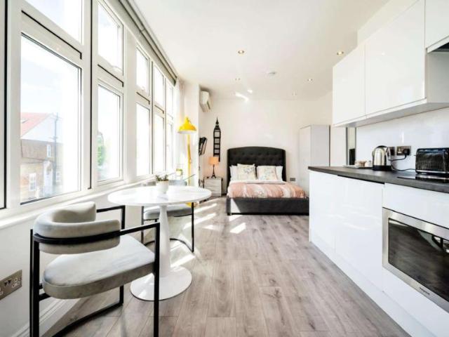 Apartment for rent in Lyons, Greater London