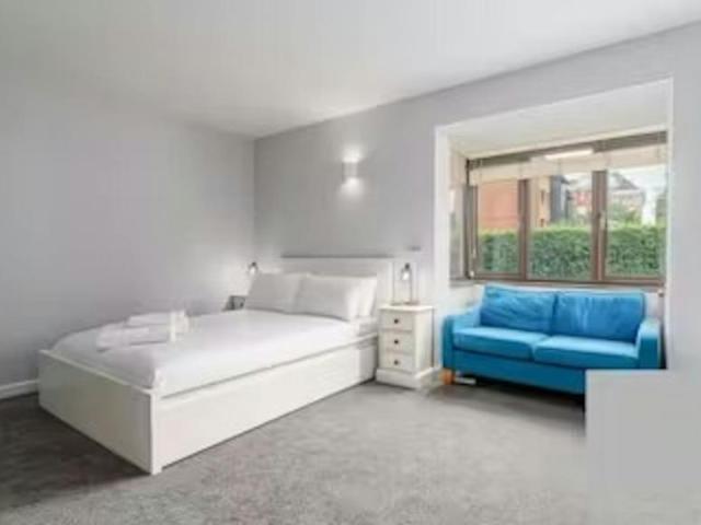 Apartment for rent in London Borough of Merton, Merton Park