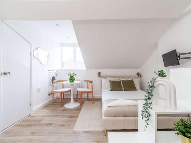 Apartment for rent in Lyons, Greater London
