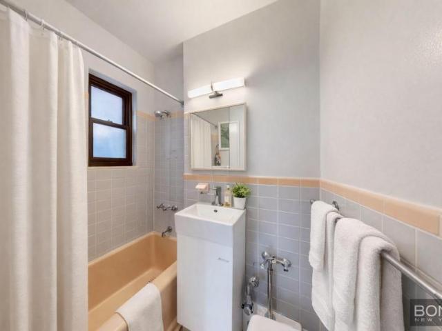 Apartment for sale in Arverne, New York