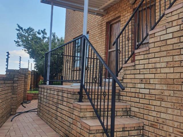 Apartment for rent in Monument, Mogale City Local Municipality