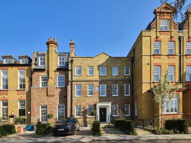 Apartment for sale in Kew, Greater London