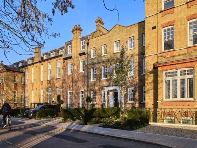 Apartment for sale in Kew, Greater London
