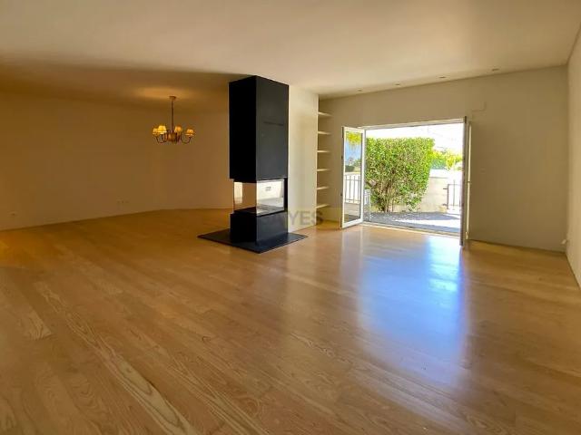 Apartamento alugar em Centro Urbano Comercial de Carcavelos, Cascais