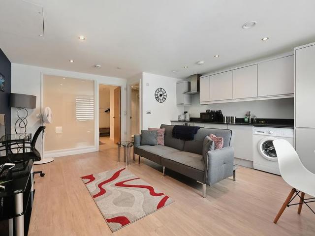 Apartment for rent in Horsell, Woking