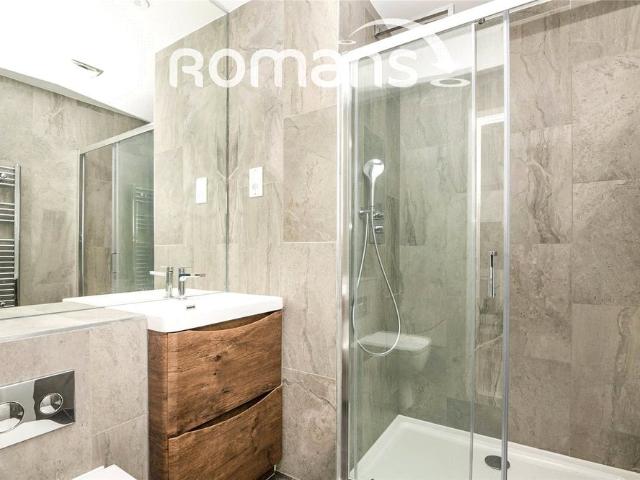 Room for rent in Heol-las, Surrey